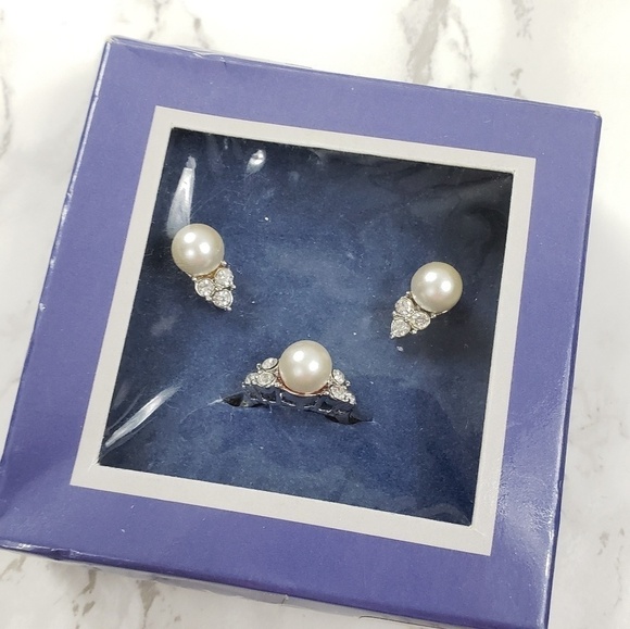 Avon Set of Faux Pearl Earrings and Ring - Picture 1 of 4